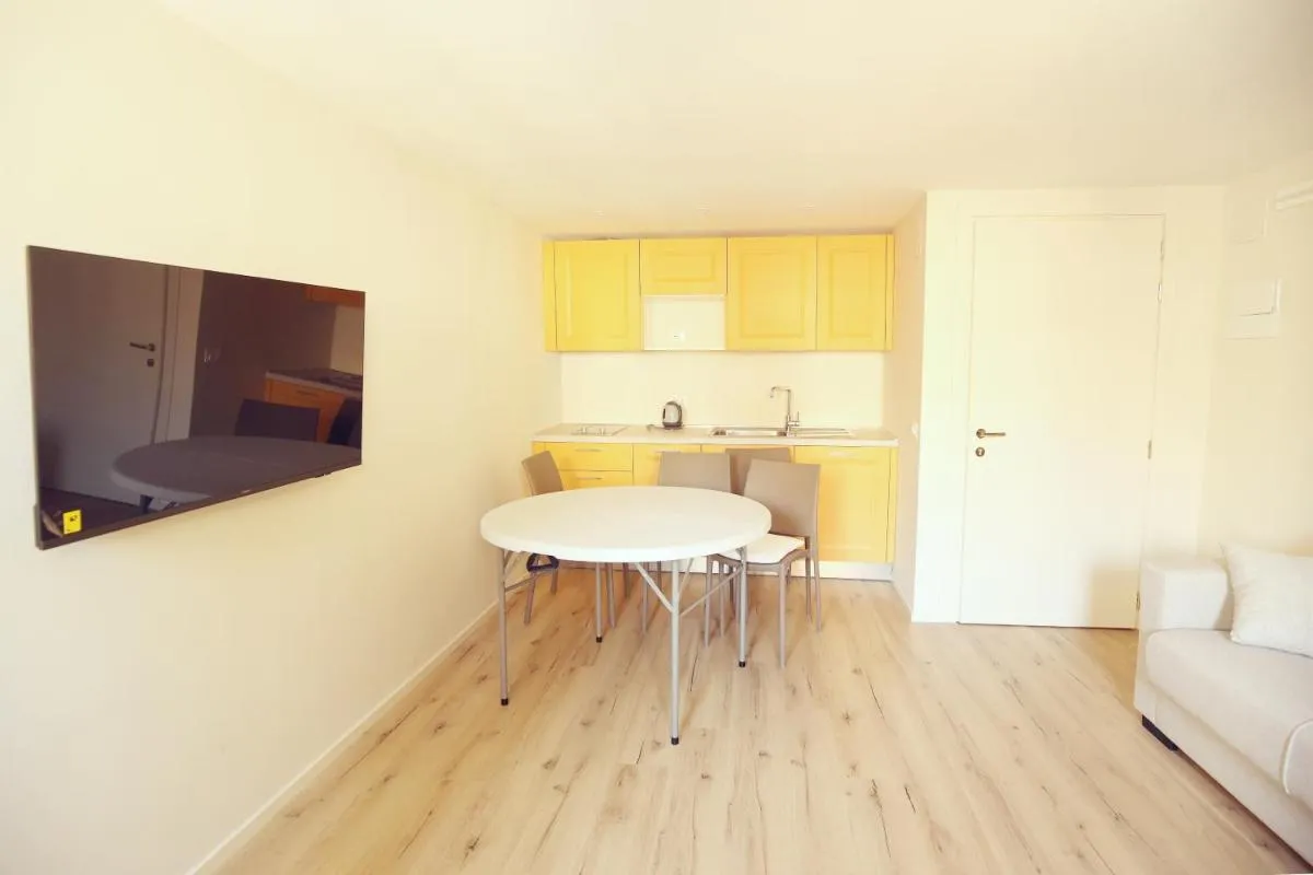 Image 2 of Ross’ house 2