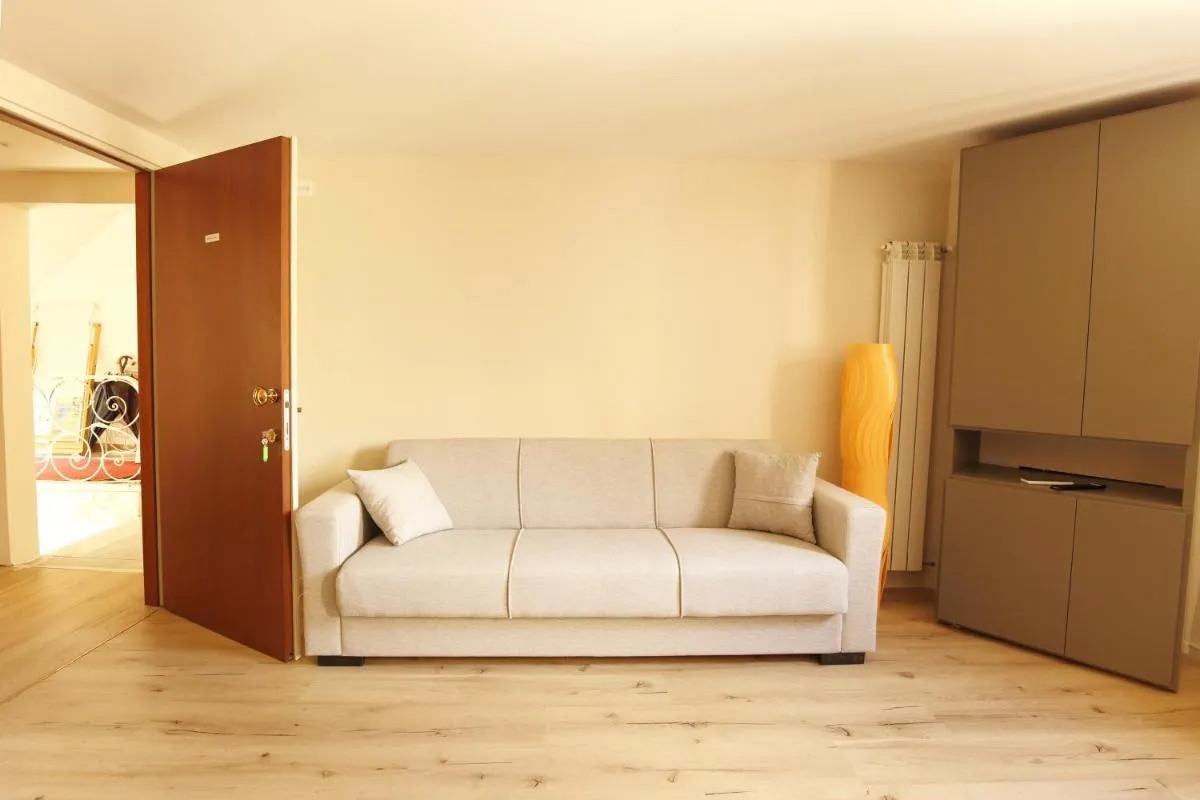 Image 6 of Ross’ house 2