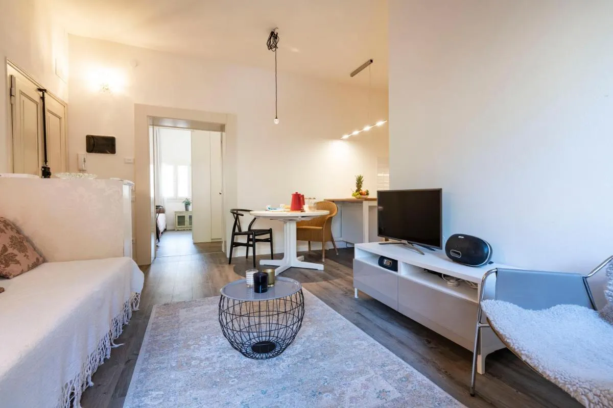 Image 4 of SNUG APARTMENT WITH PRIVATE COURTYARD M0270422677