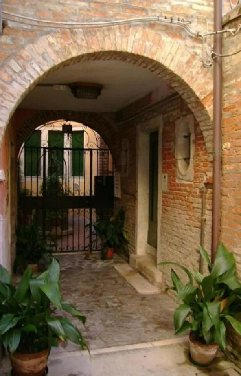 Image 5 of San Barnaba Artist’s district house