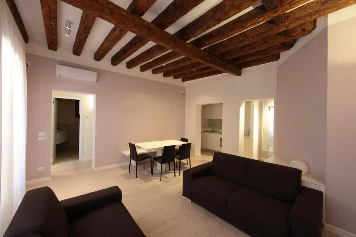 Image 2 of San Marco White Apartment