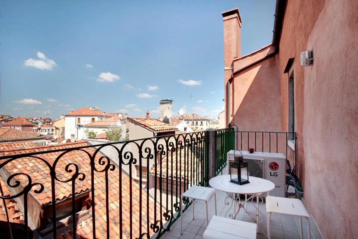 Image 5 of San Marcuola apartment