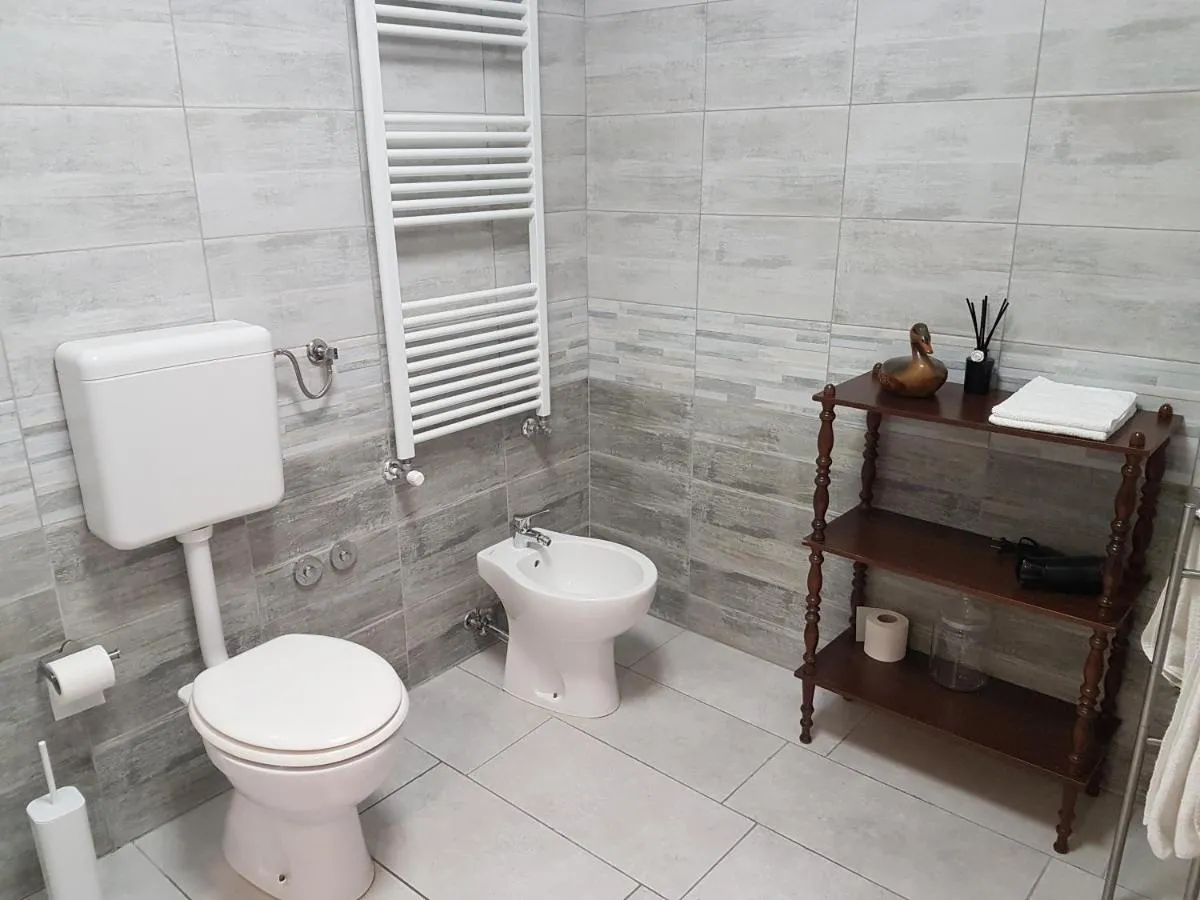 Image 2 of Sarlette Cozy Room