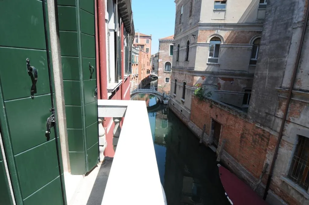 Image of Sunny Canal a/c wifi