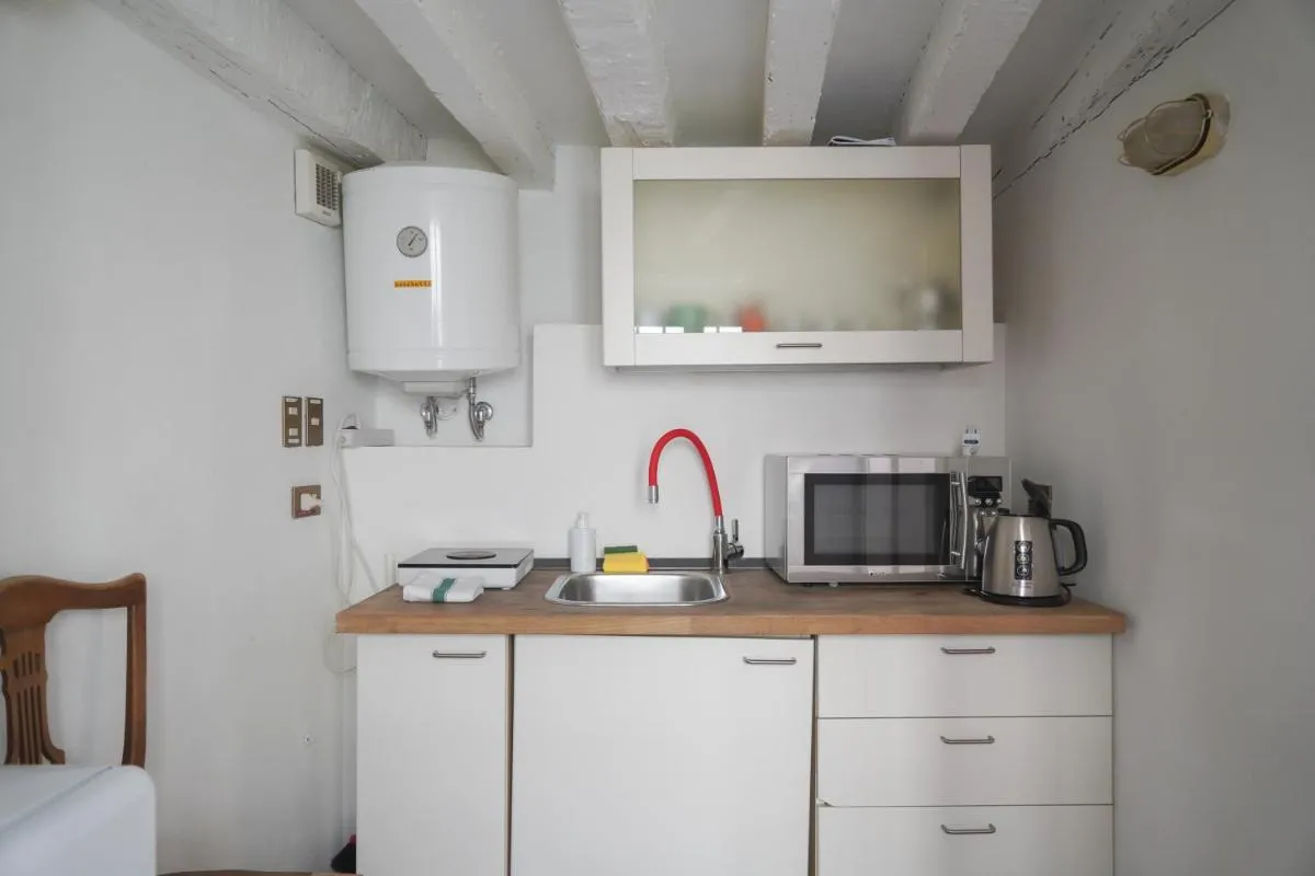 Image 2 of Super central 1 bedroom apartment