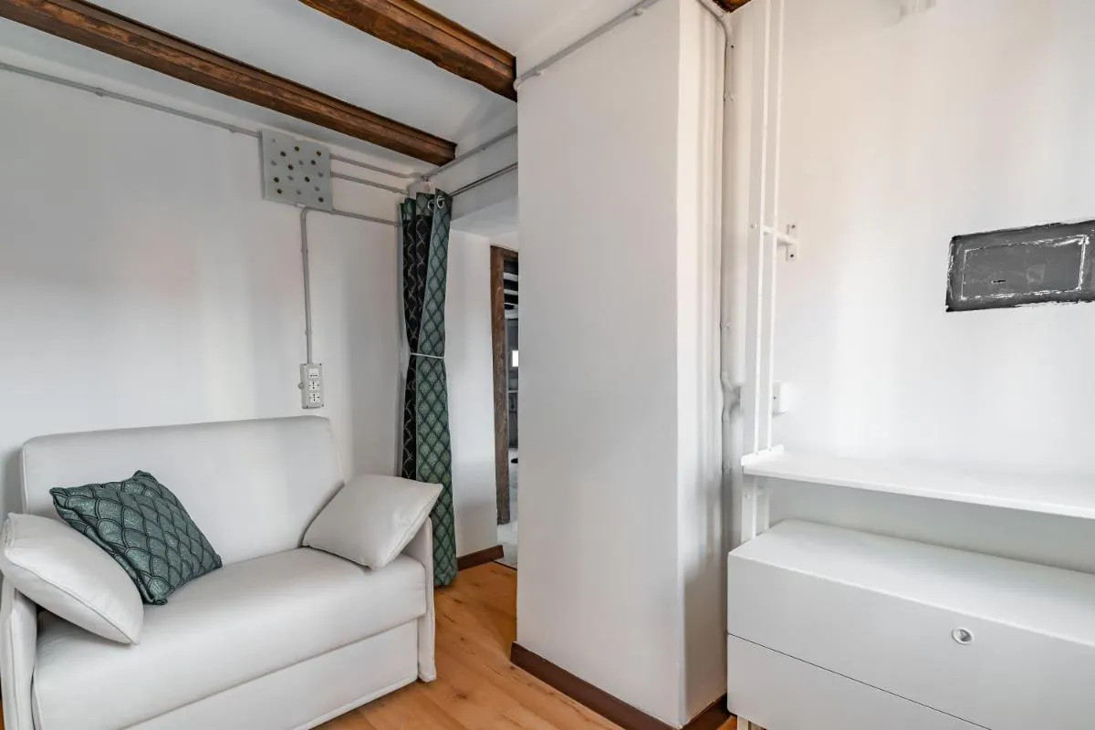 Image 4 of The Venice Red Door Apartment