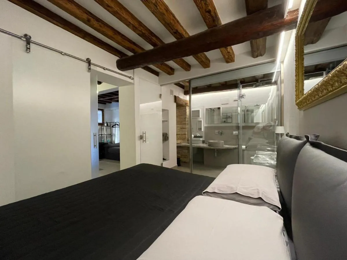 Image 1 of VENICELOFT 5minutefromRialto 10minutefromSanMarco 5minitestationTrain infrontofCaD’ORO