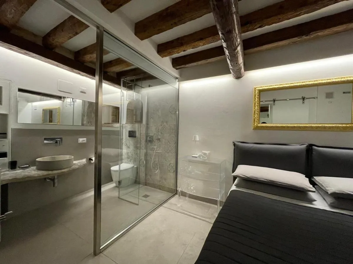 Image 2 of VENICELOFT 5minutefromRialto 10minutefromSanMarco 5minitestationTrain infrontofCaD’ORO