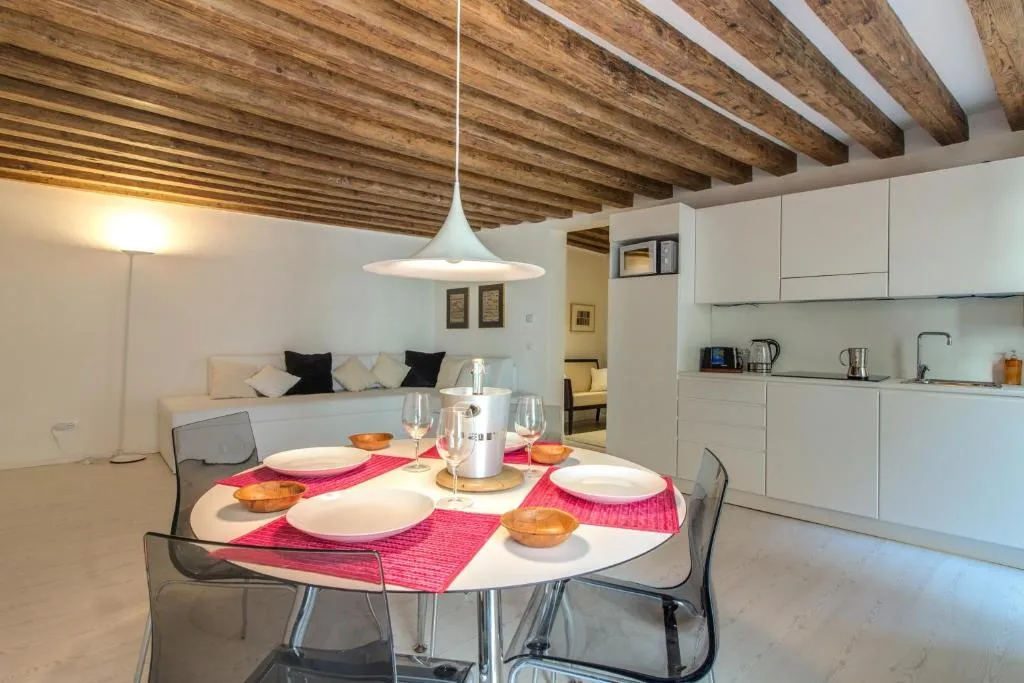 Image of Ve.N.I.Ce. Cera Casa Del Giglio