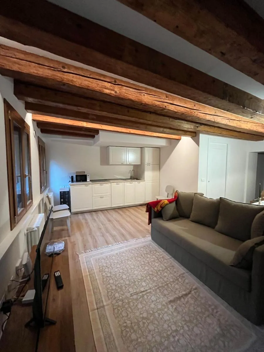 Image 4 of Venexiana Suite