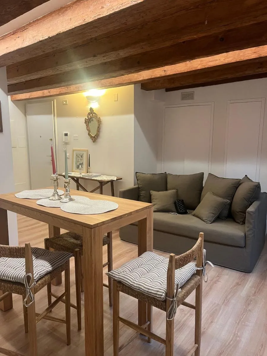 Image 3 of Venexiana Suite