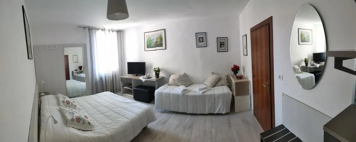 Image 2 of Venice Home