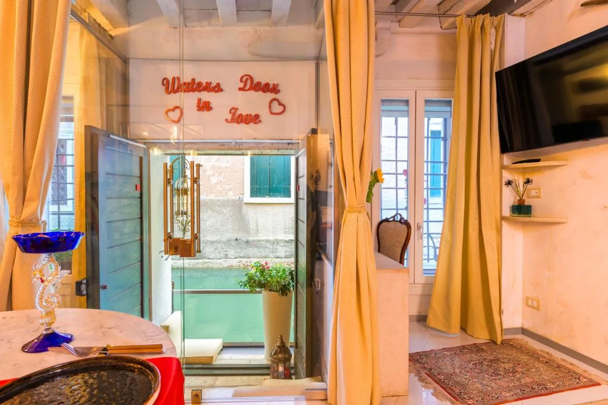 Image 5 of Venice Luxury Watersdoor