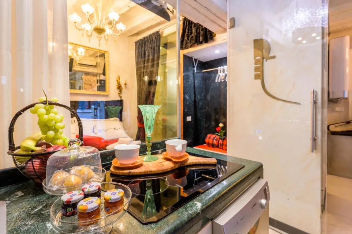 Image 1 of Venice Luxury Watersdoor