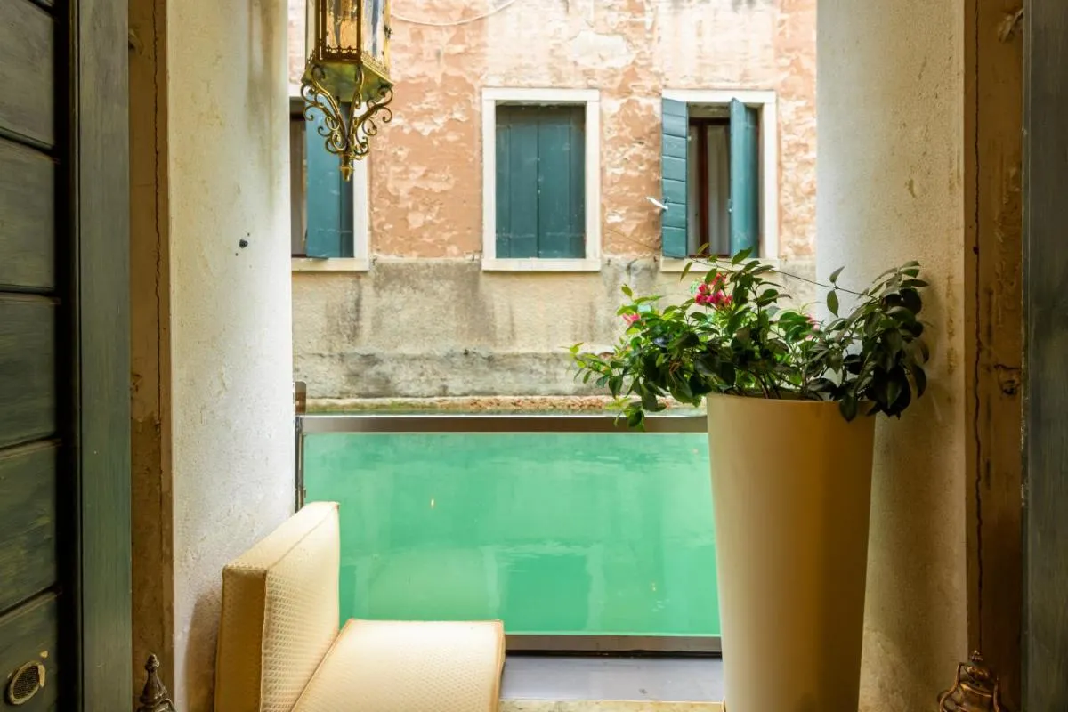 Image 2 of Venice Luxury Watersdoor