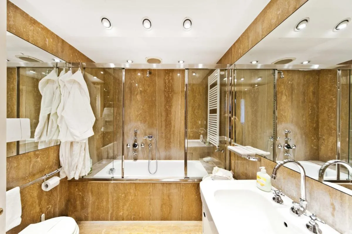 Image 1 of Very central apartment in historical 1600 Palace with LIFT a few min walk from San Marco Square