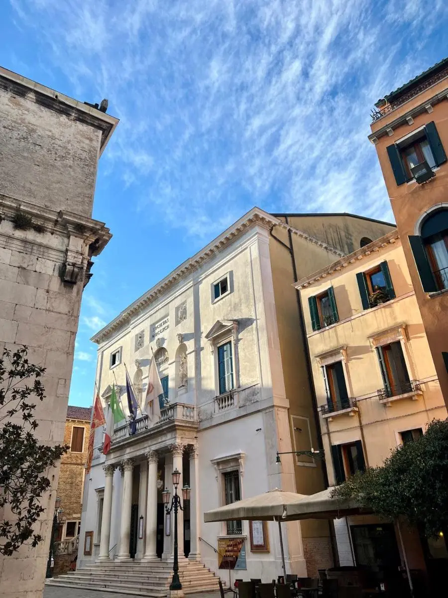 Image 5 of Apt Teatro