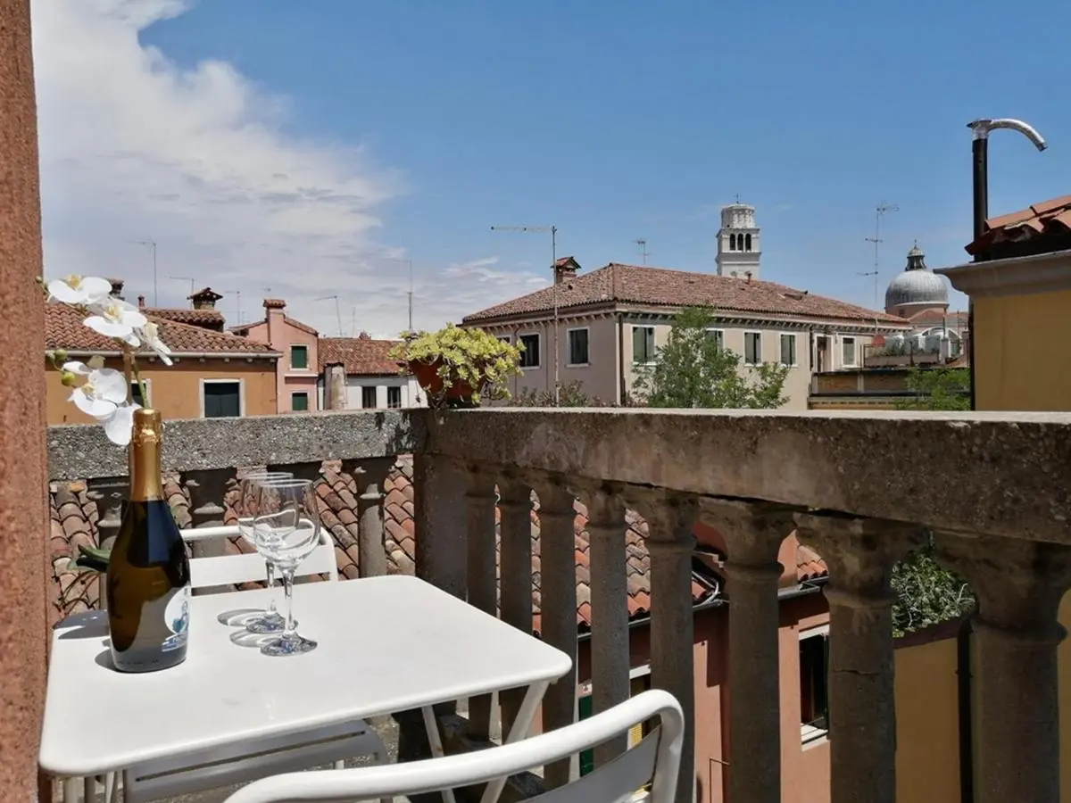 Image 5 of Biennale 252