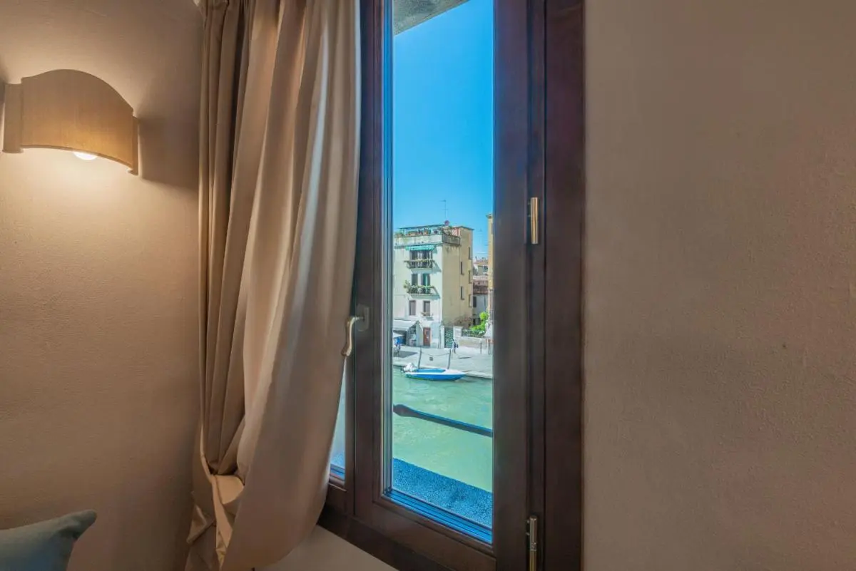 Image 3 of Casa Virginia direct at the canal Cannaregio with own roof terrace