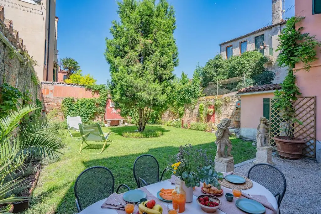 Image of Casa della Sensa 1 Garden & Canal View
