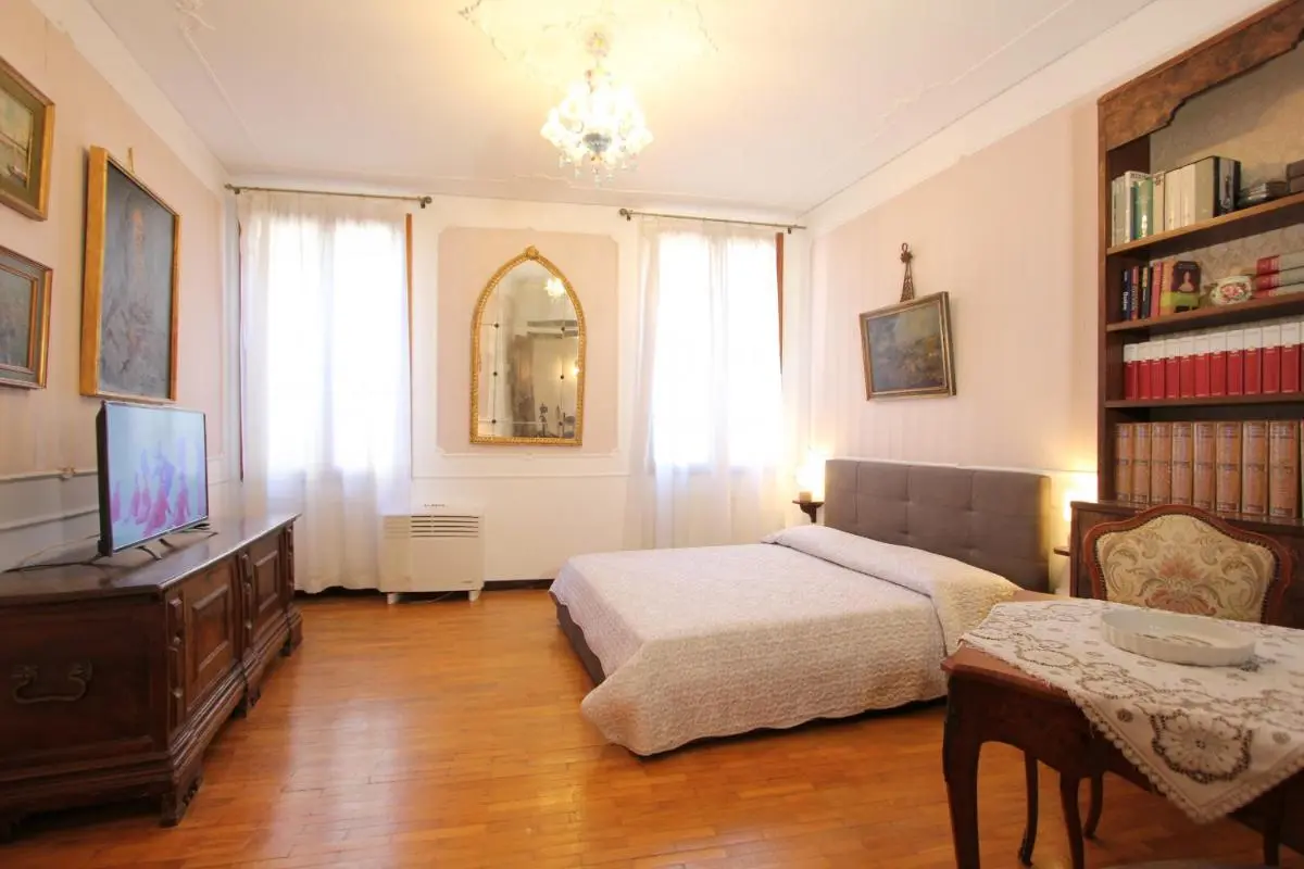 Image 4 of City Apartments Corner Canal View