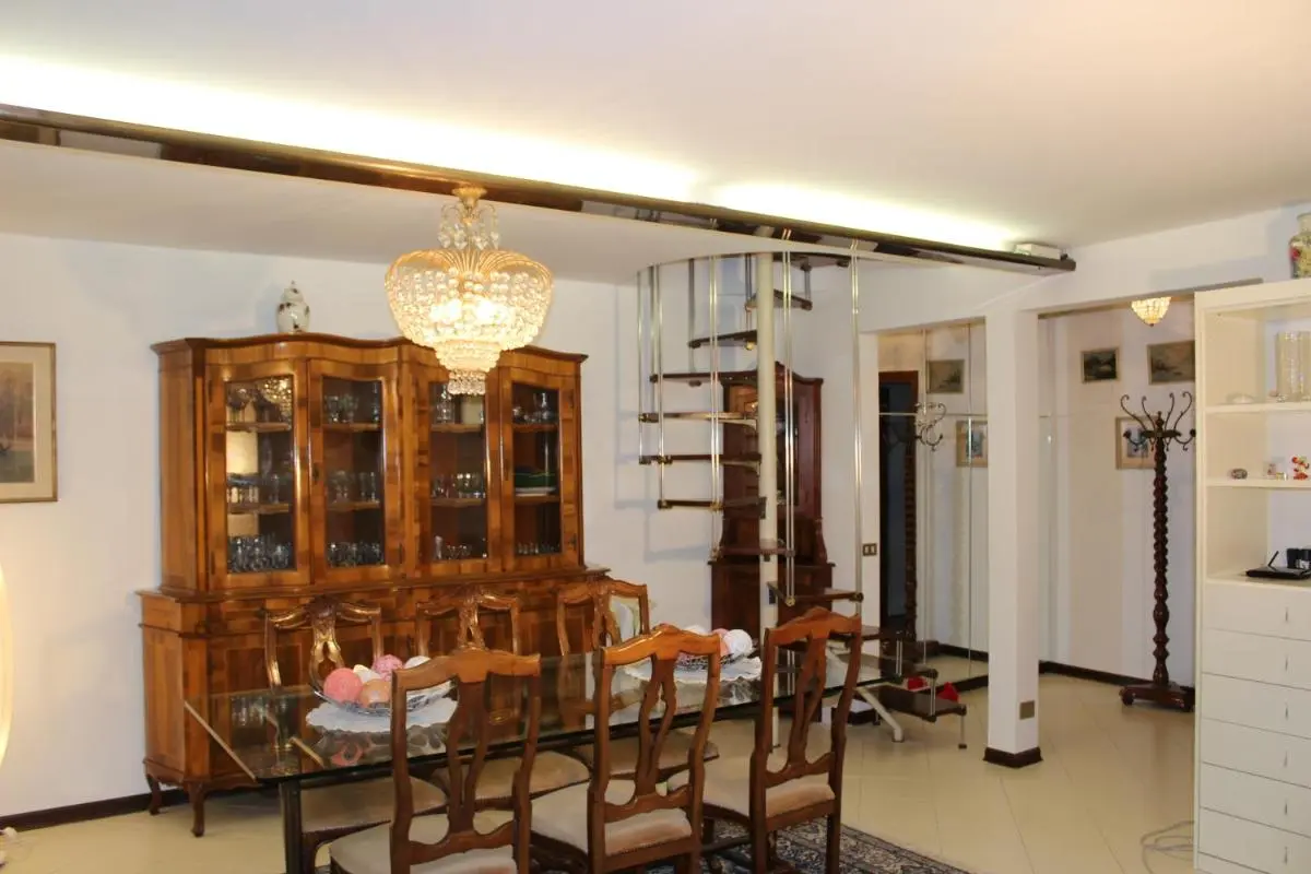 Image 1 of Corte Emo