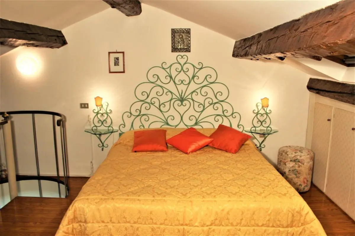 Image 2 of Corte Emo