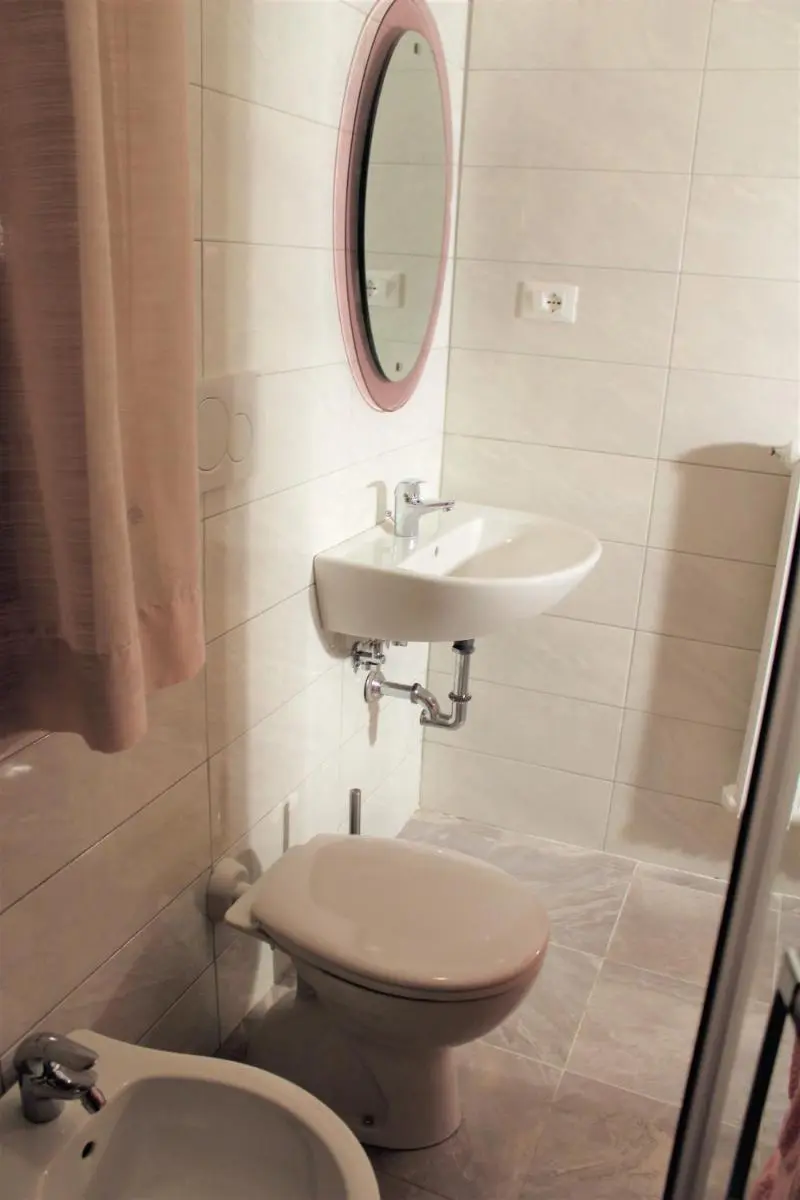 Image 5 of Corte Emo