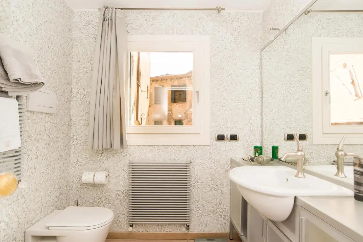 Image 2 of Ghetto Modern Apt for 4, Venice