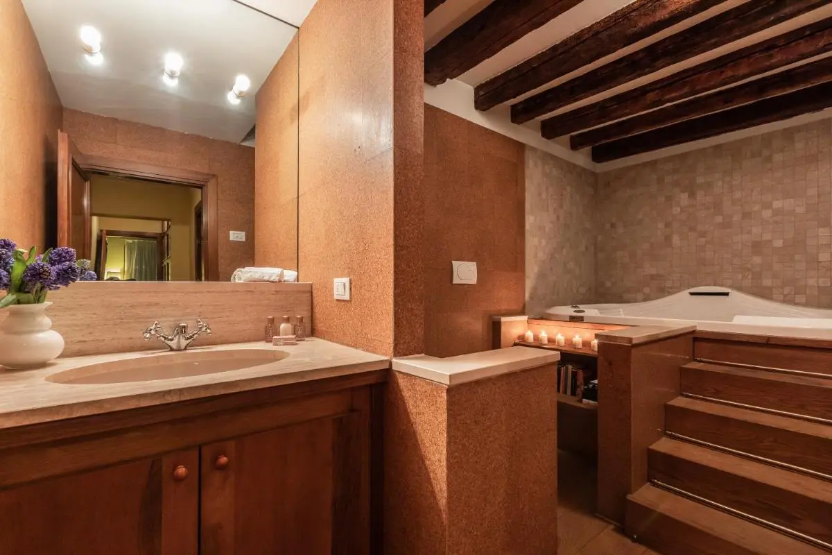 Image 2 of La Tana Cozy Apartment in Campo San Maurizio