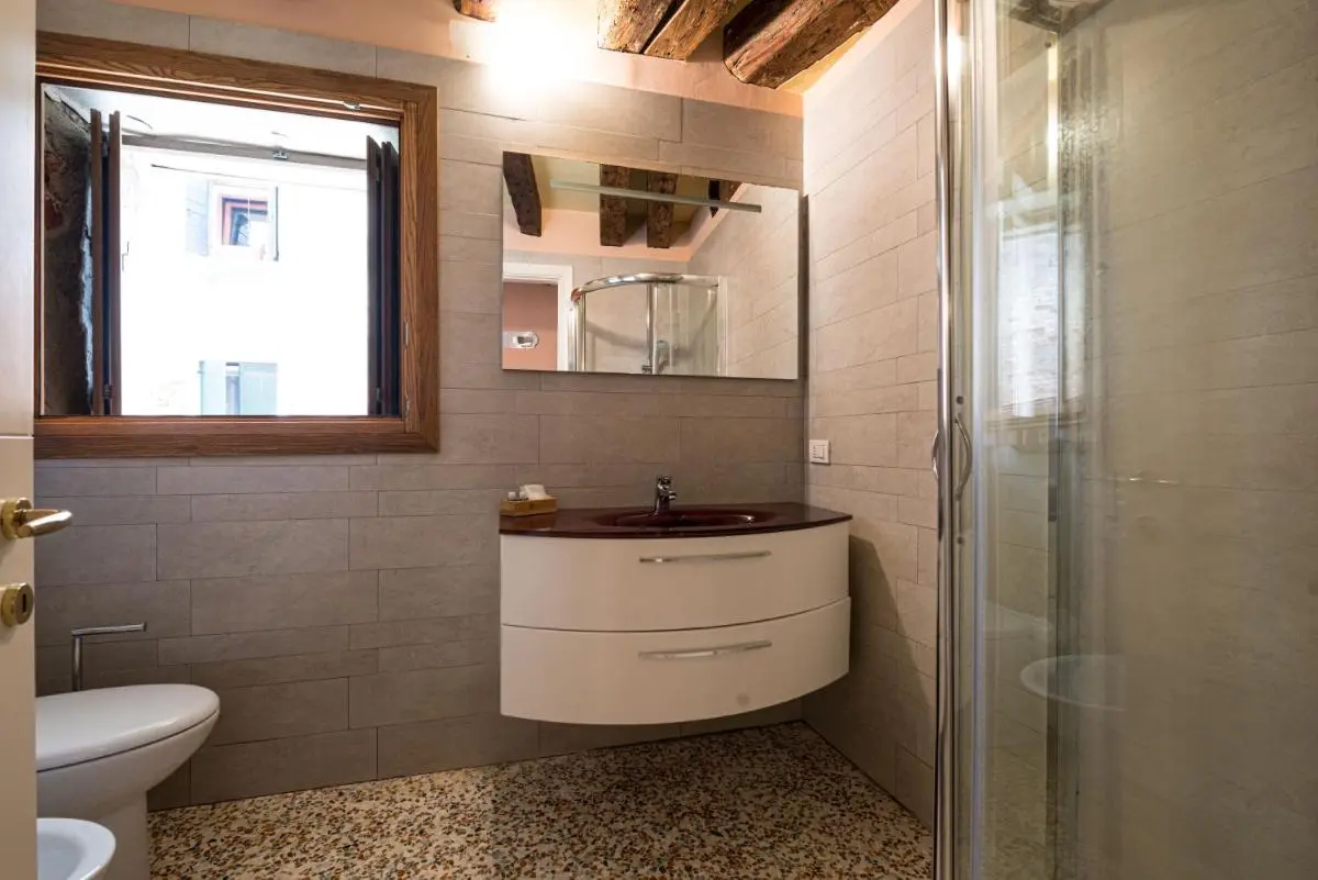 Image 2 of Lovely flat with canal view near Rialto Bridge