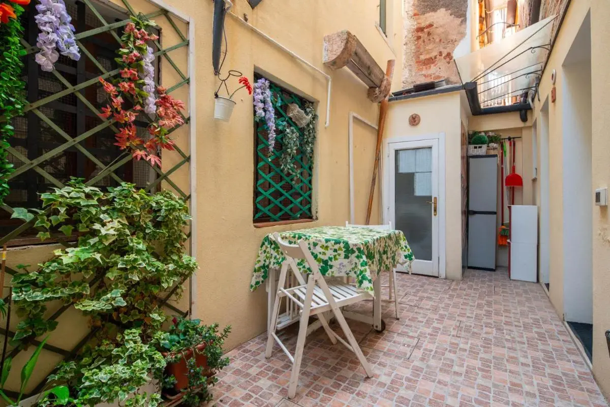 Image 5 of Loving in Venice, 5 stars