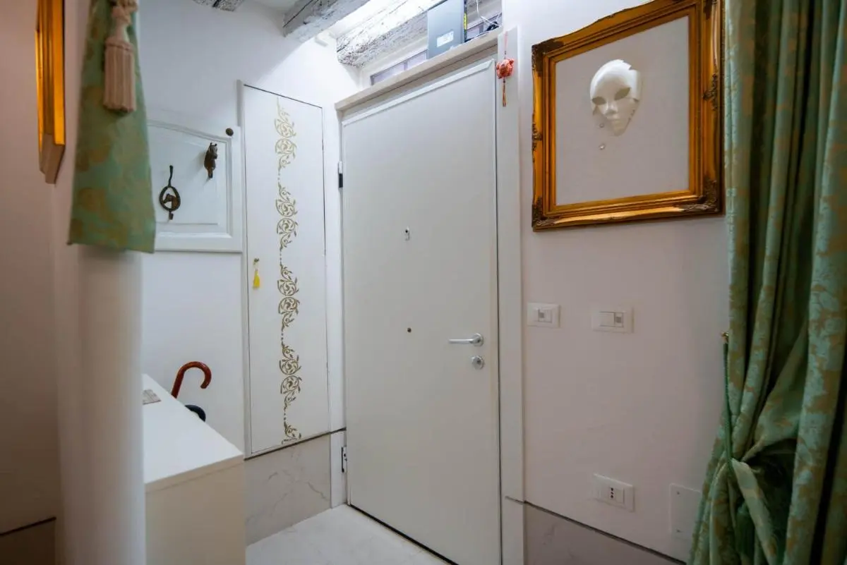 Image 2 of Loving in Venice, 5 stars