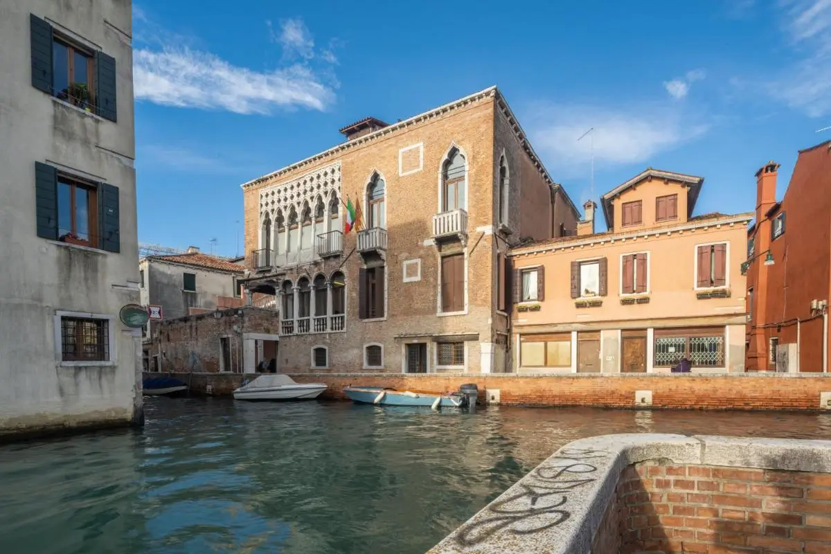 Image 5 of Luxury Garden Mansion R&R