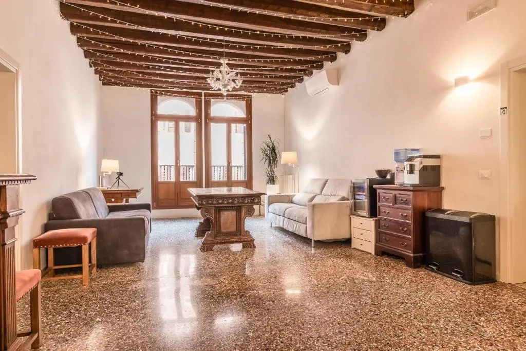 Image of Palazzo DaPonte by LionHost