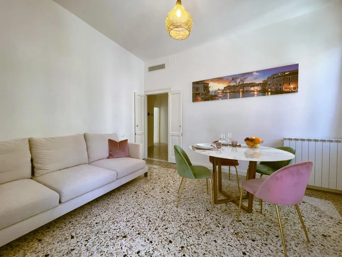 Image 2 of Splendid “True Venice Apartment” overlooking water