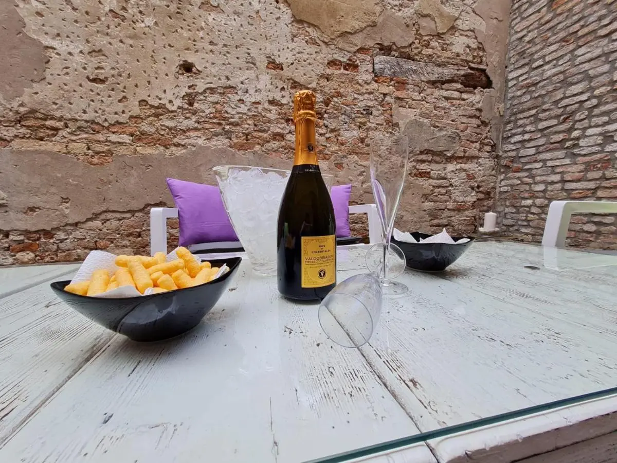 Image 2 of Venice Apartment with Private Courtyard