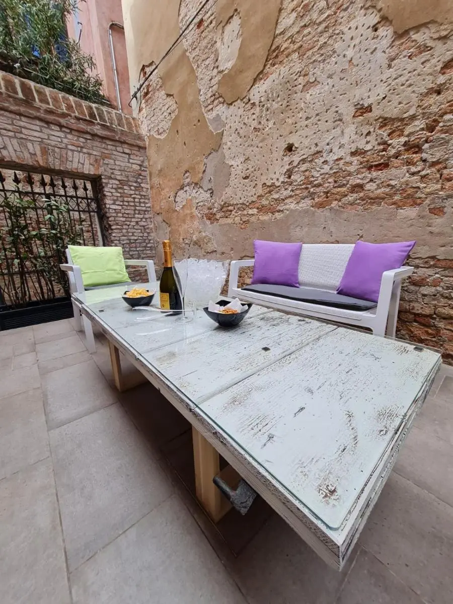 Image 6 of Venice Apartment with Private Courtyard