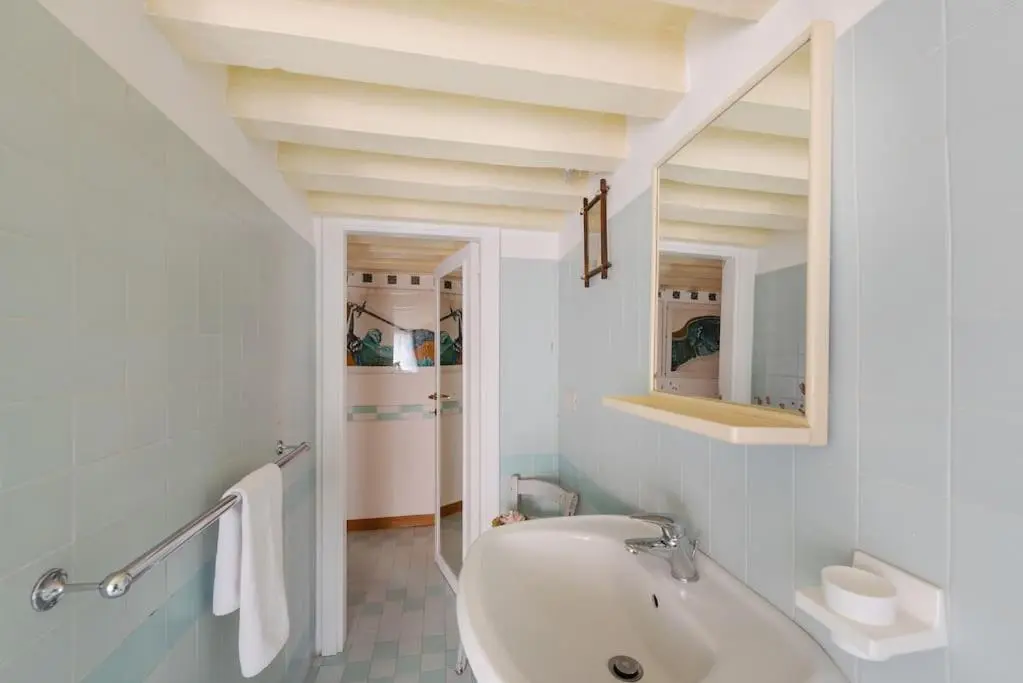 Image 2 of Walk on the water ✧ 5 minutes to Rialto Bridge