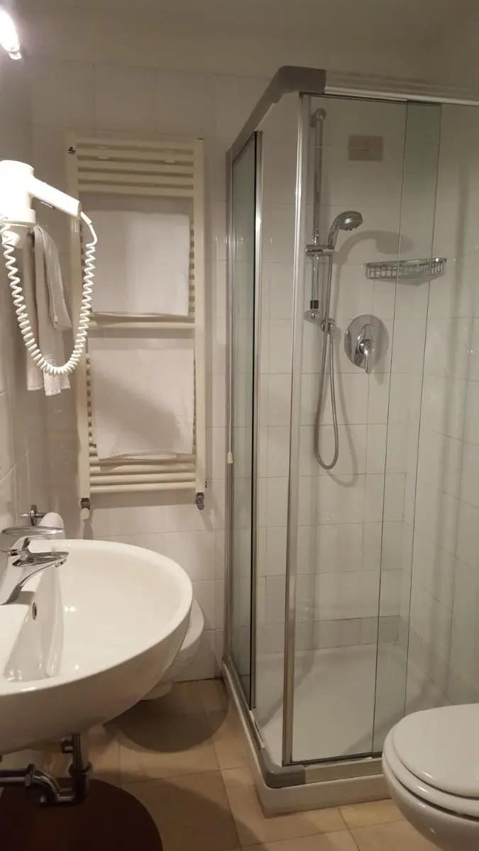 Image 2 of rialto1082