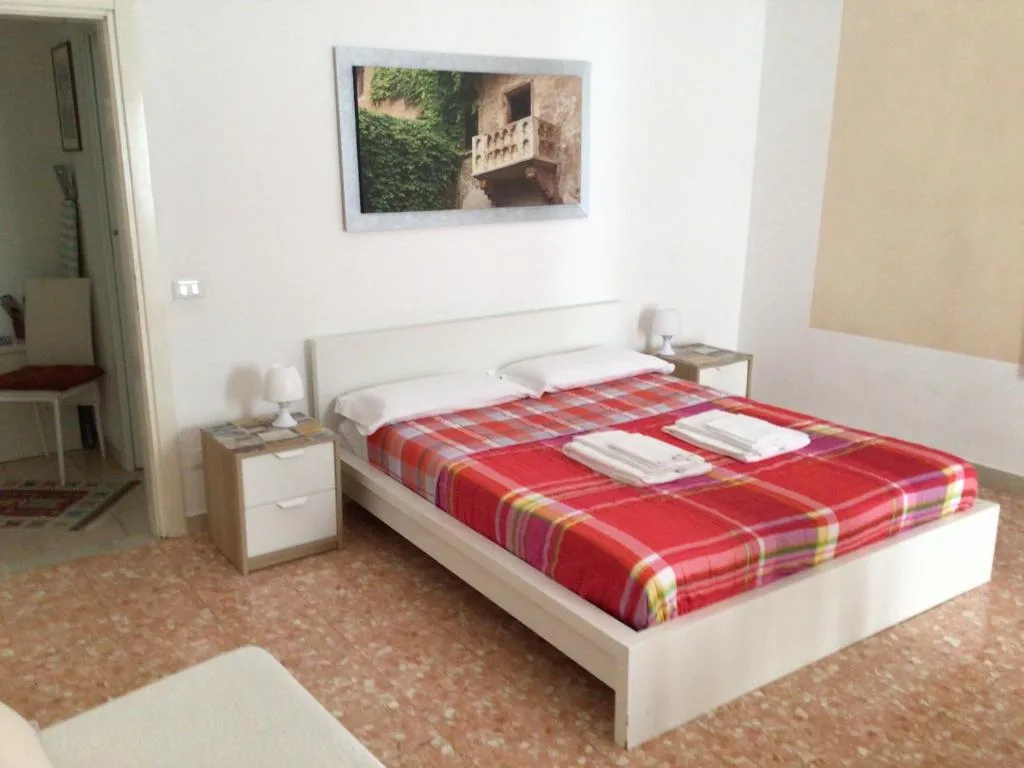 Image of A due passi da Giulietta-Casa Capuleti