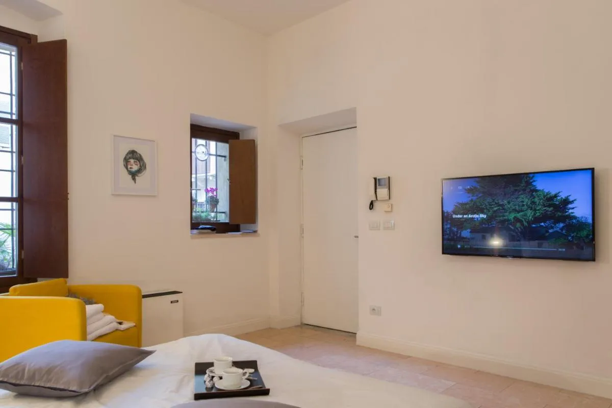Image 2 of Antiche Colonne Suite