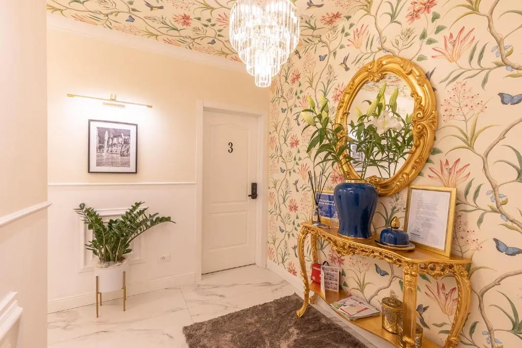 Image of CRYS: Rooms, Holiday, Business