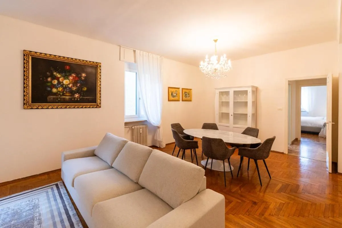 Image 3 of Domus Verona – Elegante residenza con affaccio su Porta Leoni