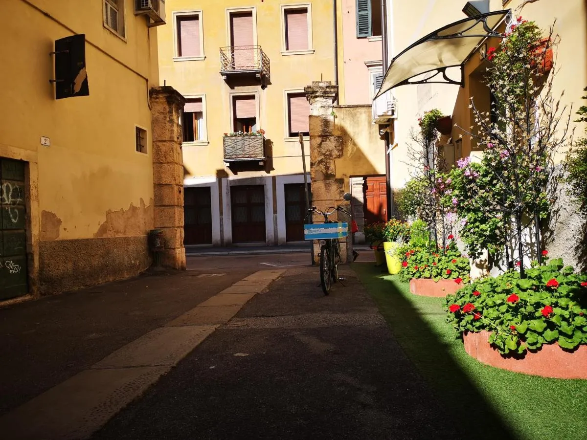 Image 5 of Giardino Giusti House & Court