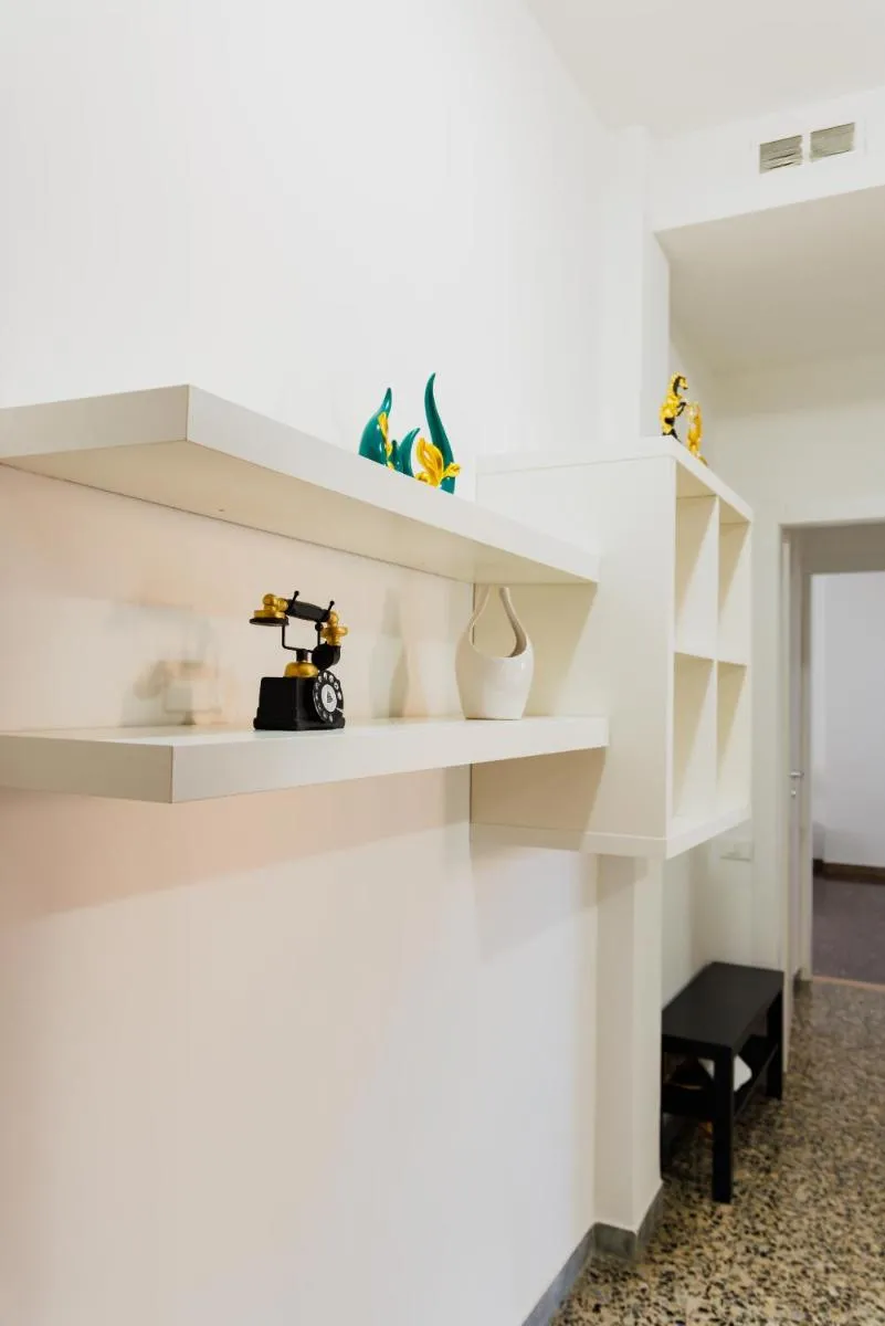 Image 3 of Laura Home