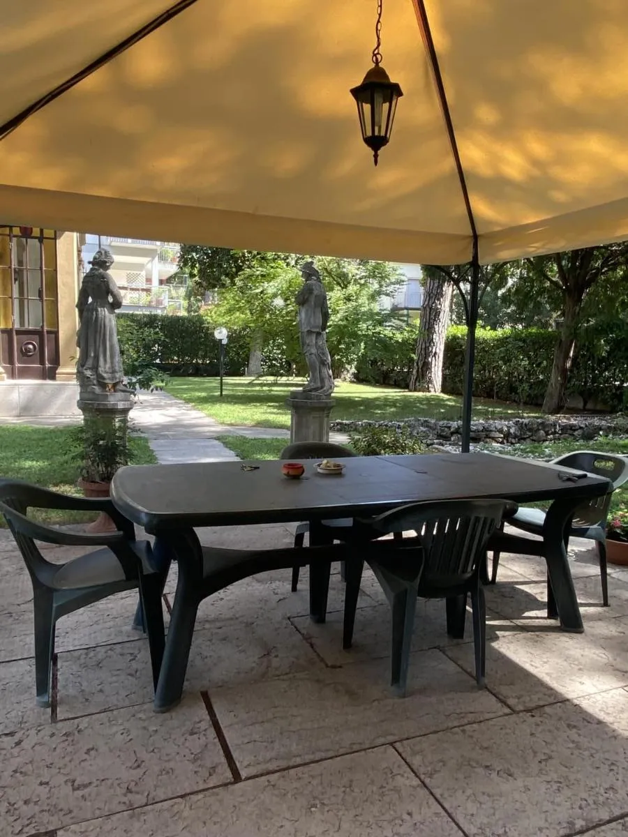 Image 6 of Monolocale in villa con giardino vicino al centro