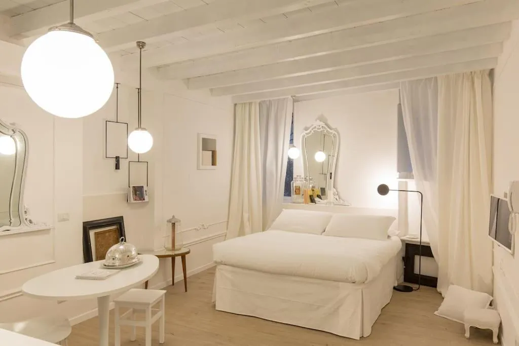 Image of PUNTO FERMO in Verona center 023091-LOC-01911