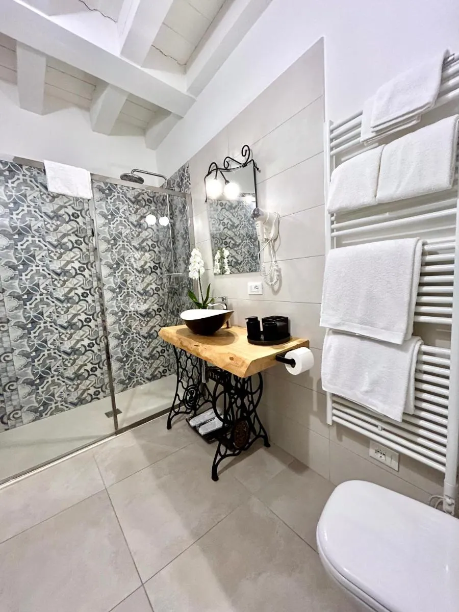 Image 3 of Rosso Verona Suite-Free Parking
