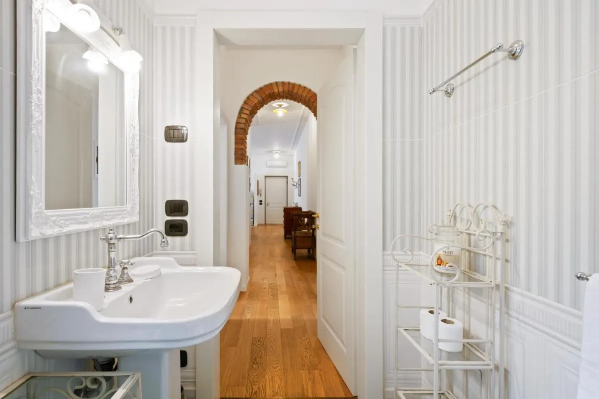 Image 2 of San Vitale Elegant Flat
